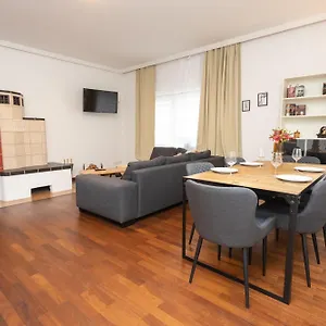 Stadthaus Mit 2 Schlafzimmern & Wohnzimmer Mit Kamin - Kostenloser Privat-parkplatz Auf Dem Grundstueck Leipzig